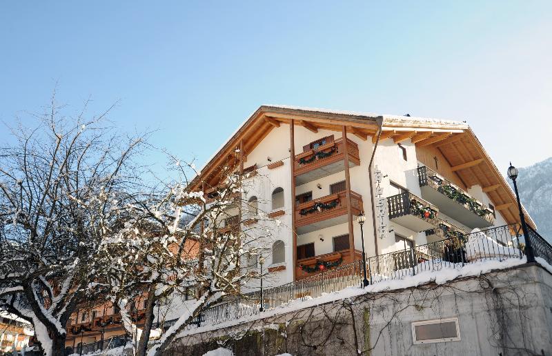 Family Hotel La Perla Fiera Di Primiero Esterno foto